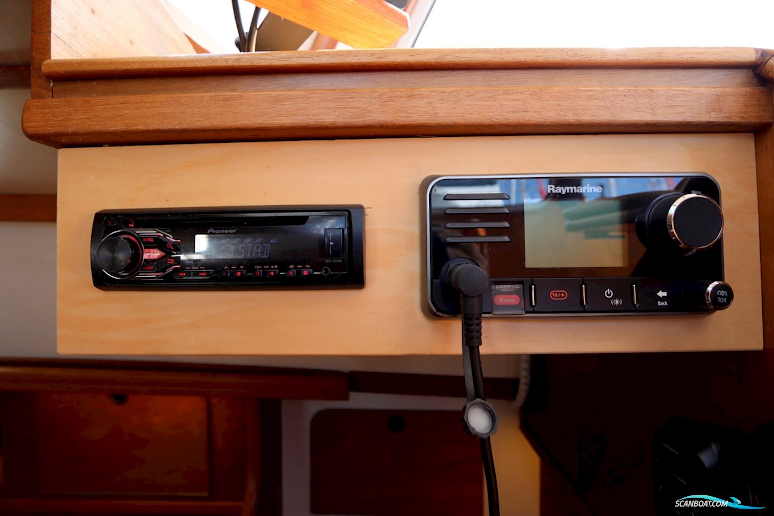 Koopmans 33 Deck Salon