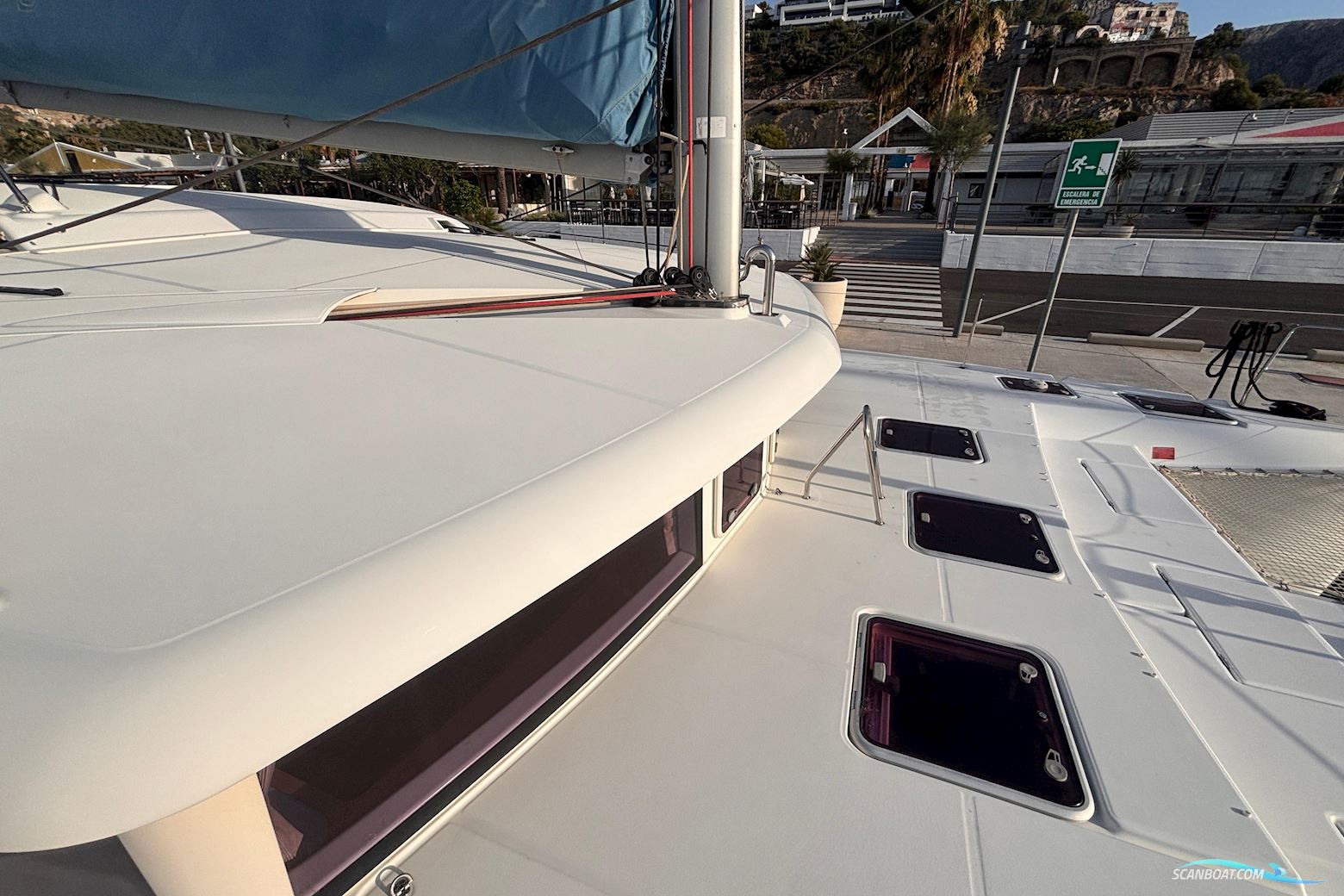 Lagoon 421