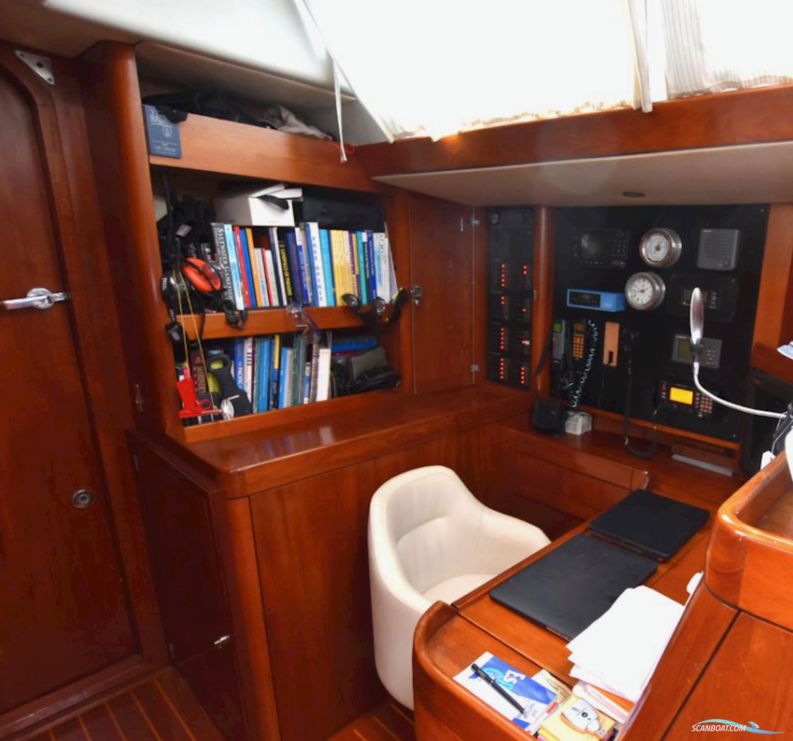 Oyster 80 Deck Saloon