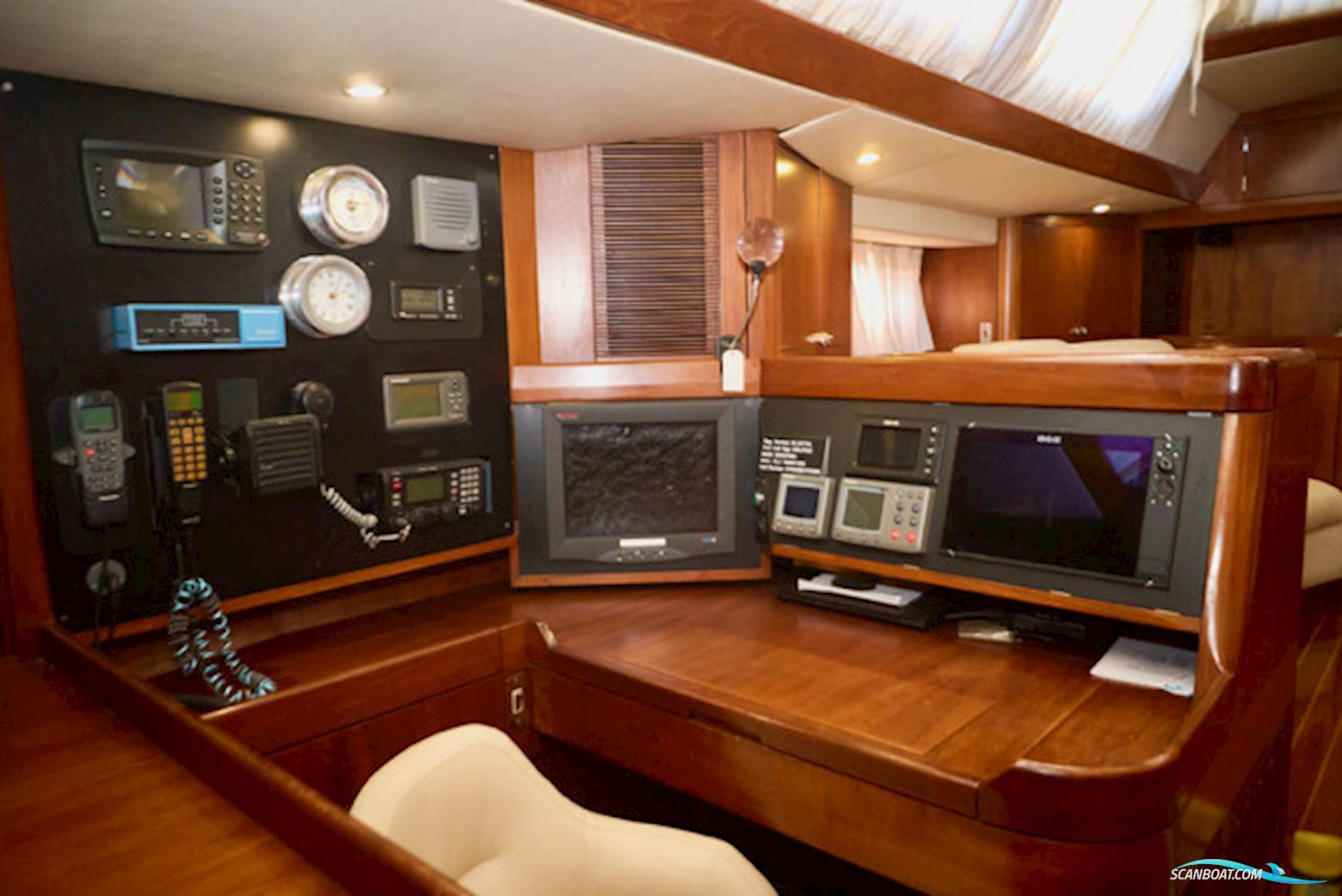 Oyster 80 Deck Saloon