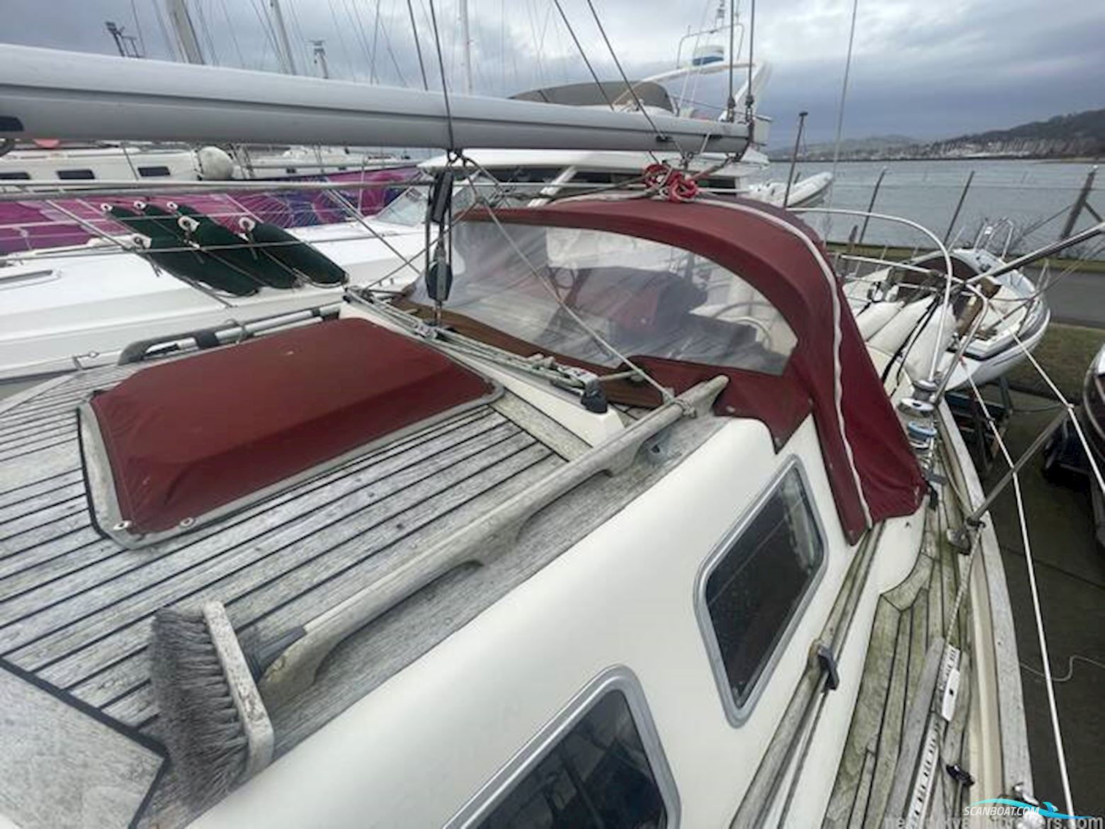 Sovereign 32 Deck saloon