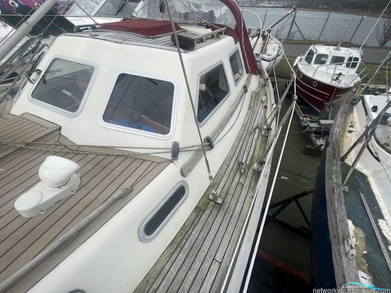 Sovereign 32 Deck saloon