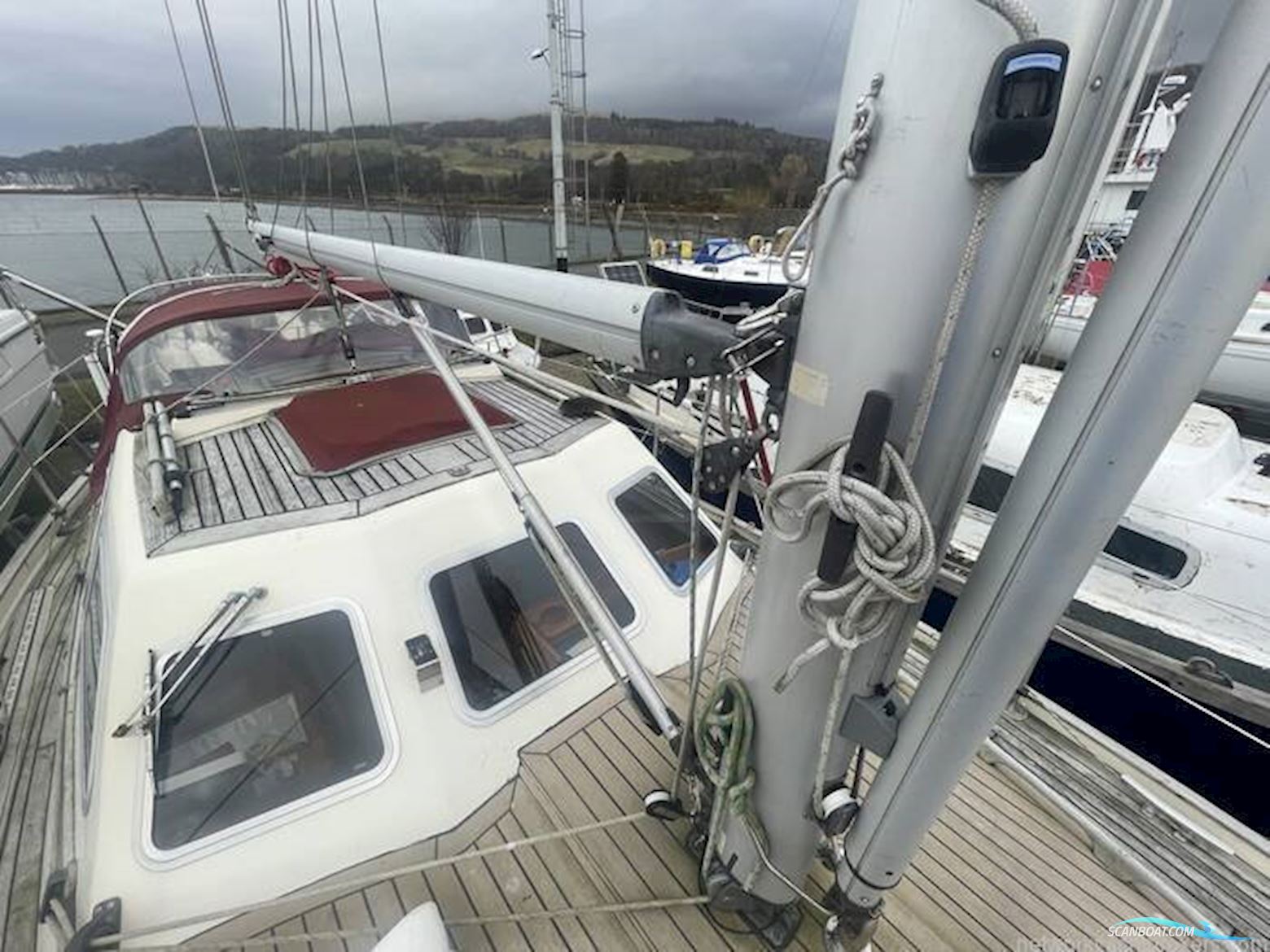 Sovereign 32 Deck saloon