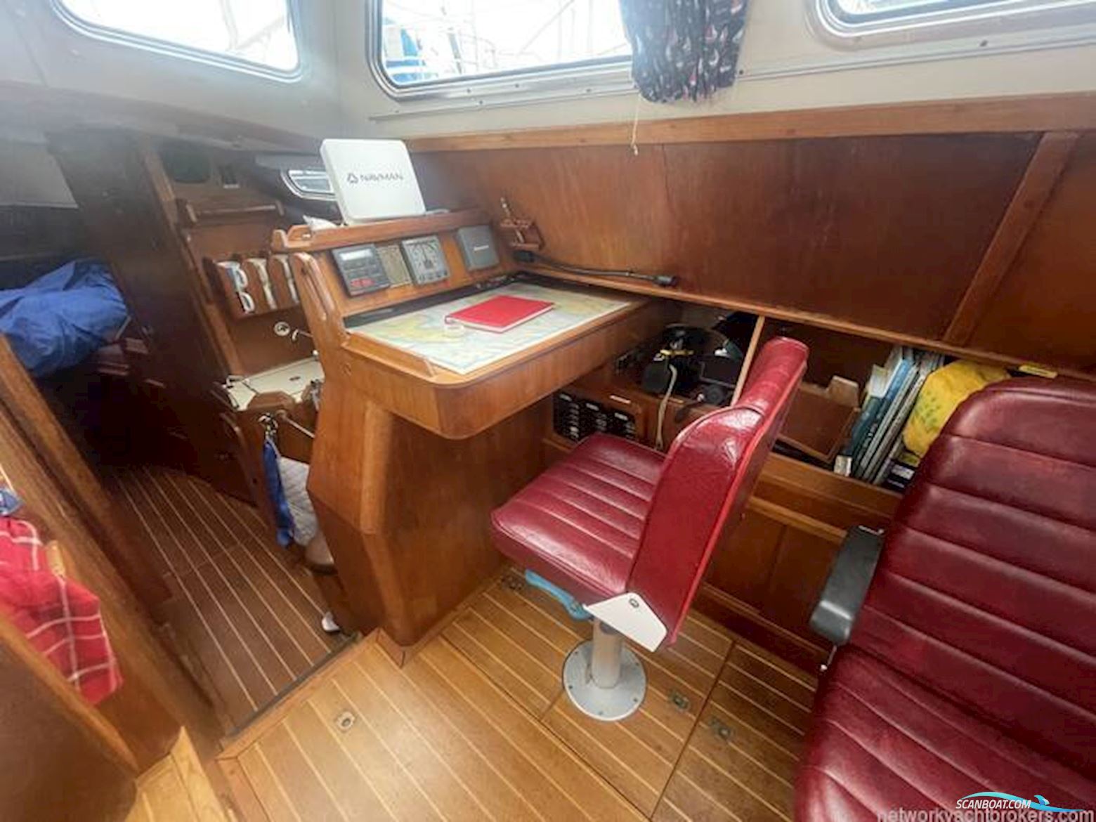 Sovereign 32 Deck saloon