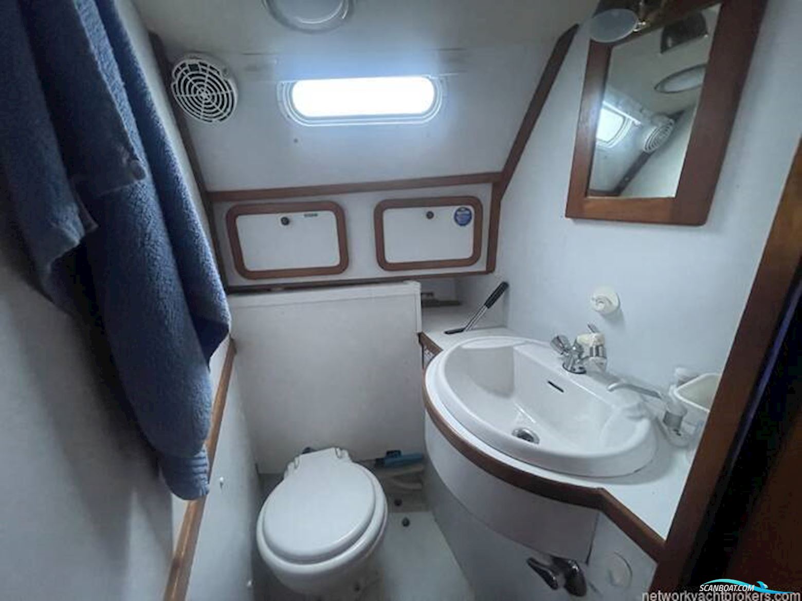 Sovereign 32 Deck saloon