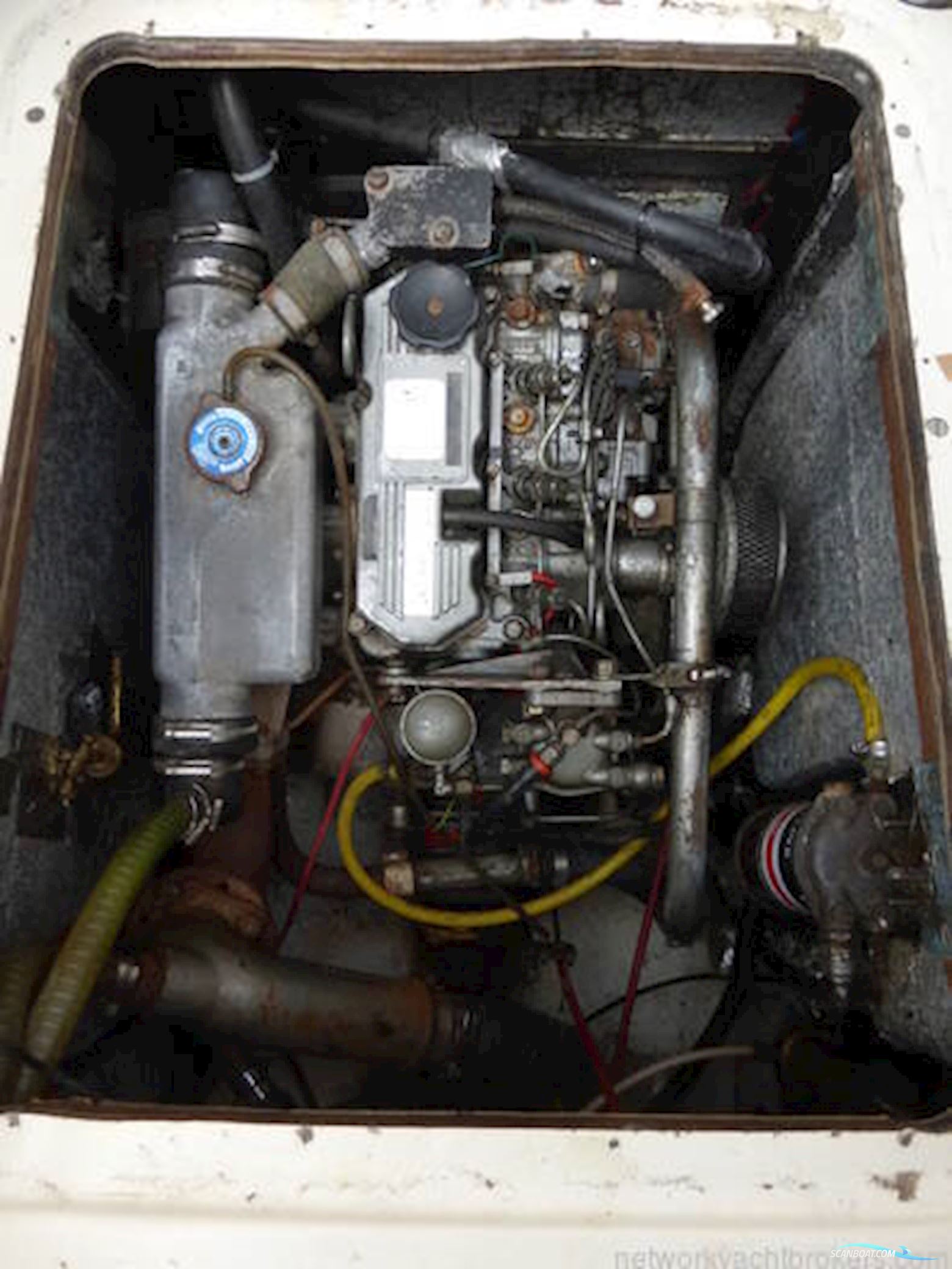 Sovereign 32 Deck saloon