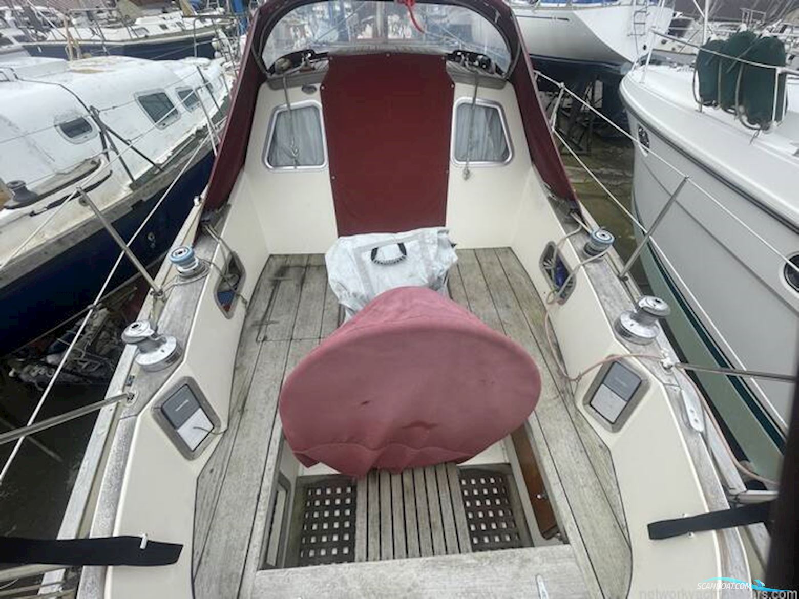 Sovereign 32 Deck saloon