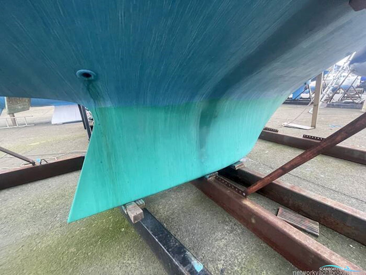 Sovereign 32 Deck saloon