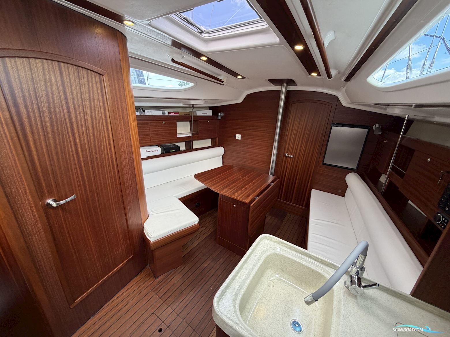 Tango 33 - 3 cabin