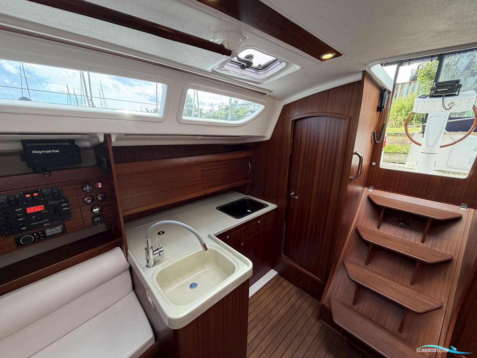 Tango 33 - 3 cabin