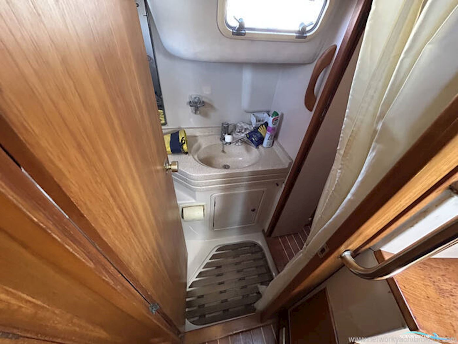 Vancouver 38 Pilothouse