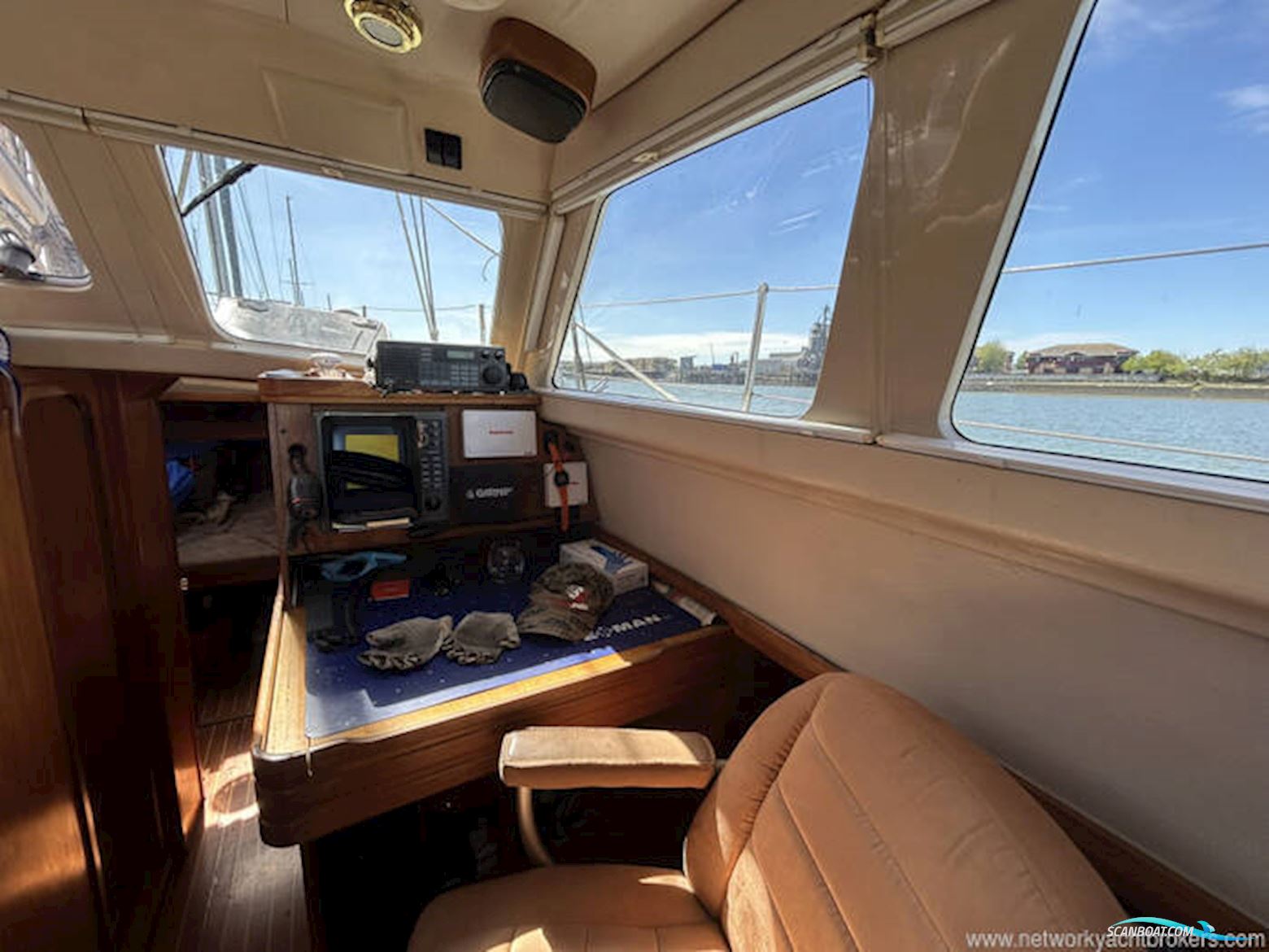 Vancouver 38 Pilothouse