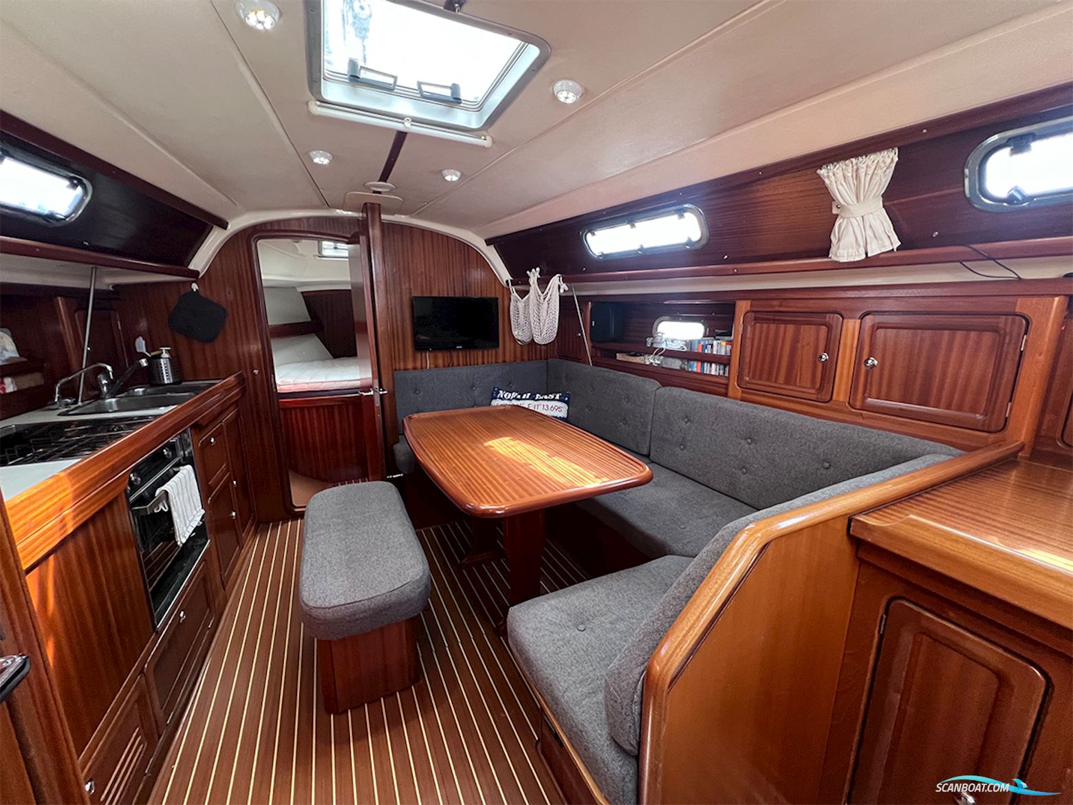 Bavaria 37