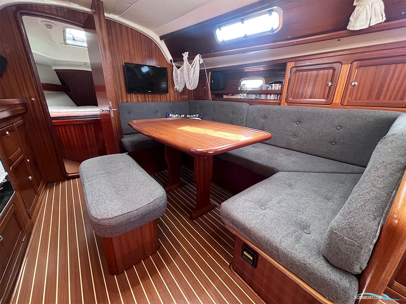 Bavaria 37