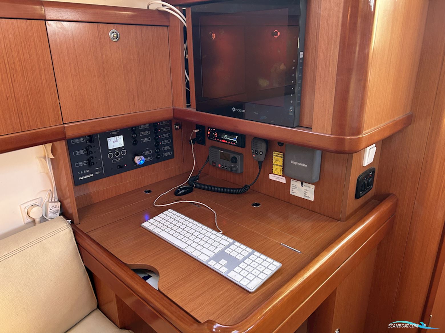 Beneteau Oceanis 37