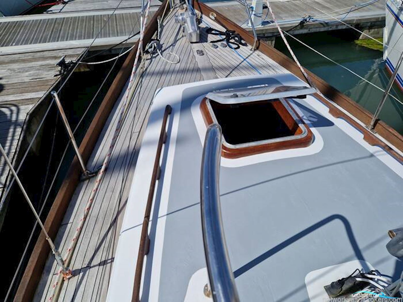 Classic Yacht Robertson 35