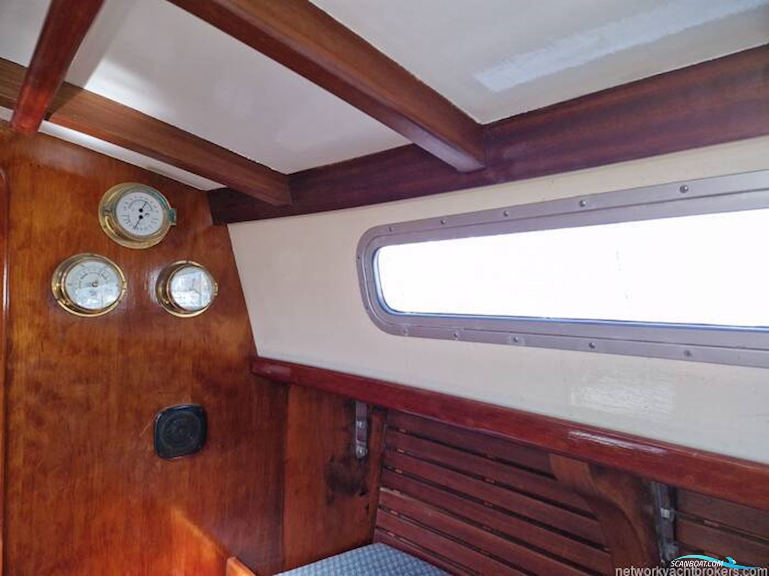 Classic Yacht Robertson 35