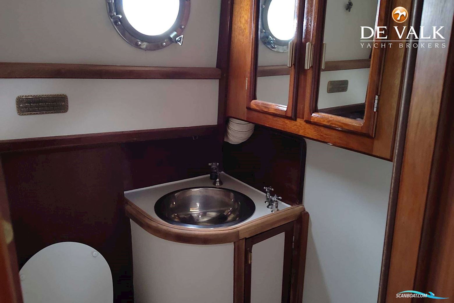 Custom Built Houseboat luxe motor