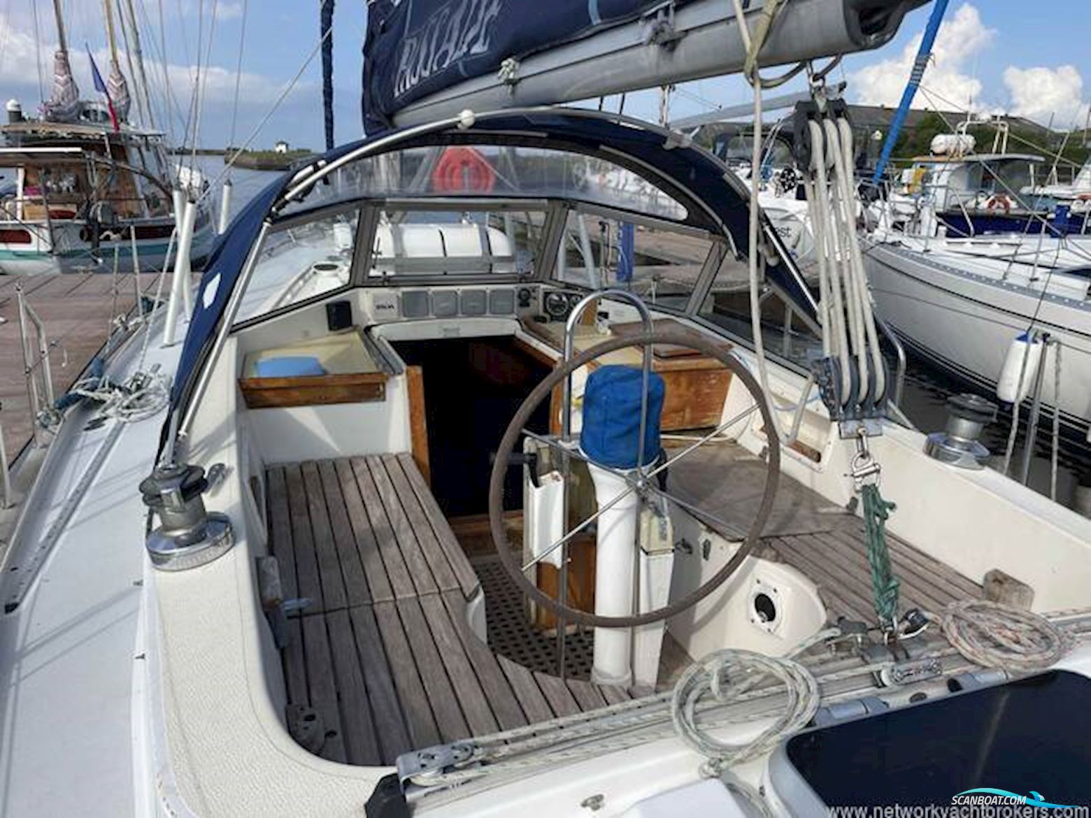 Hallberg Rassy 352