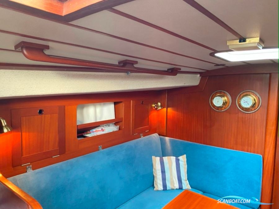 Hallberg Rassy 352
