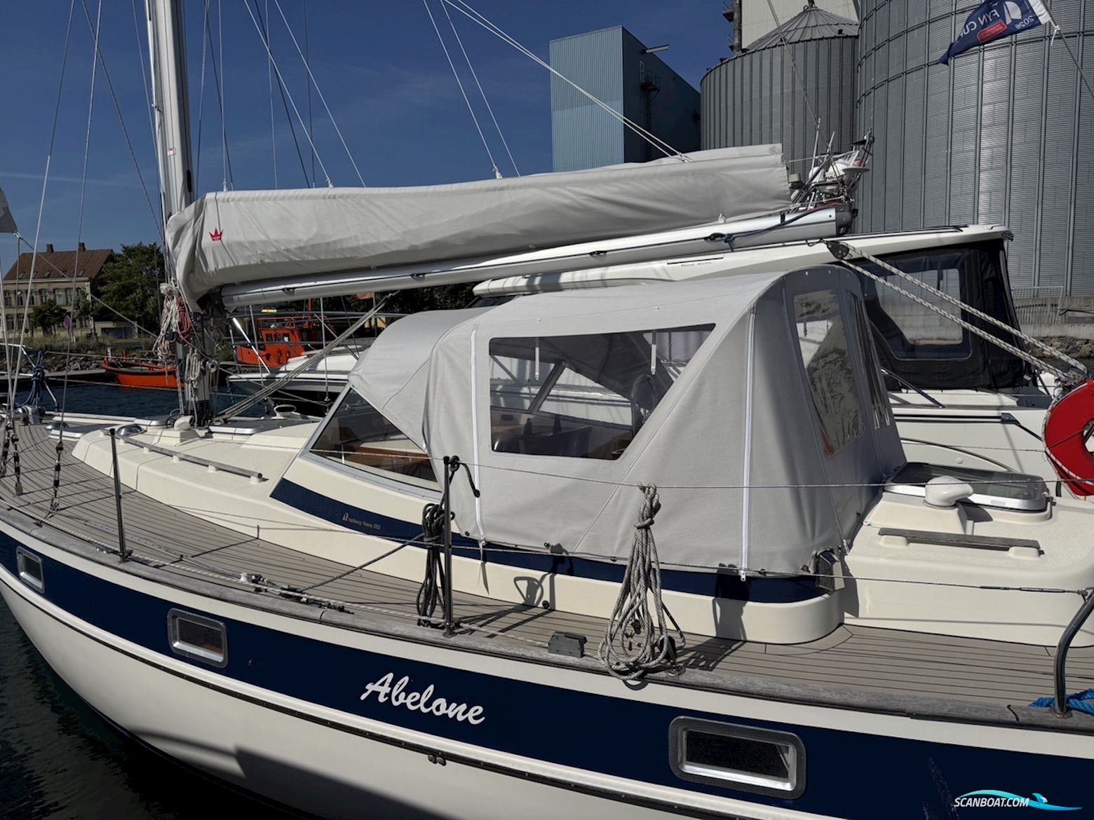 Hallberg Rassy 352