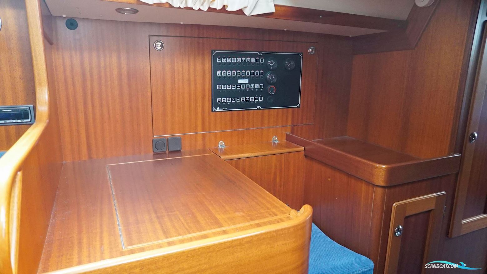 Hallberg-Rassy 37