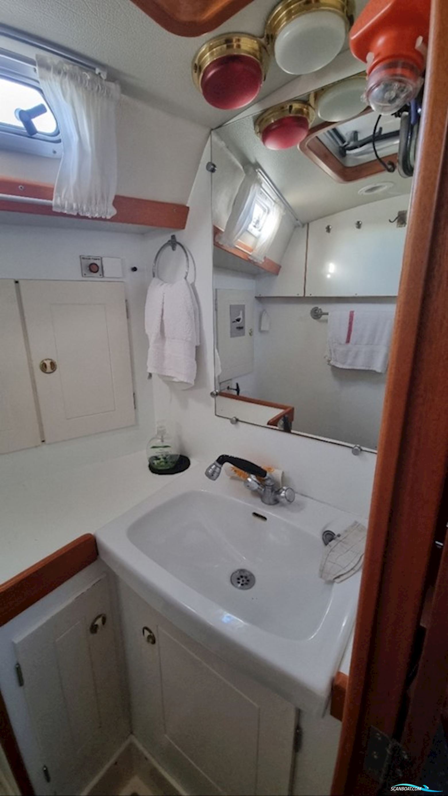 Hallberg-Rassy 42F Mk II