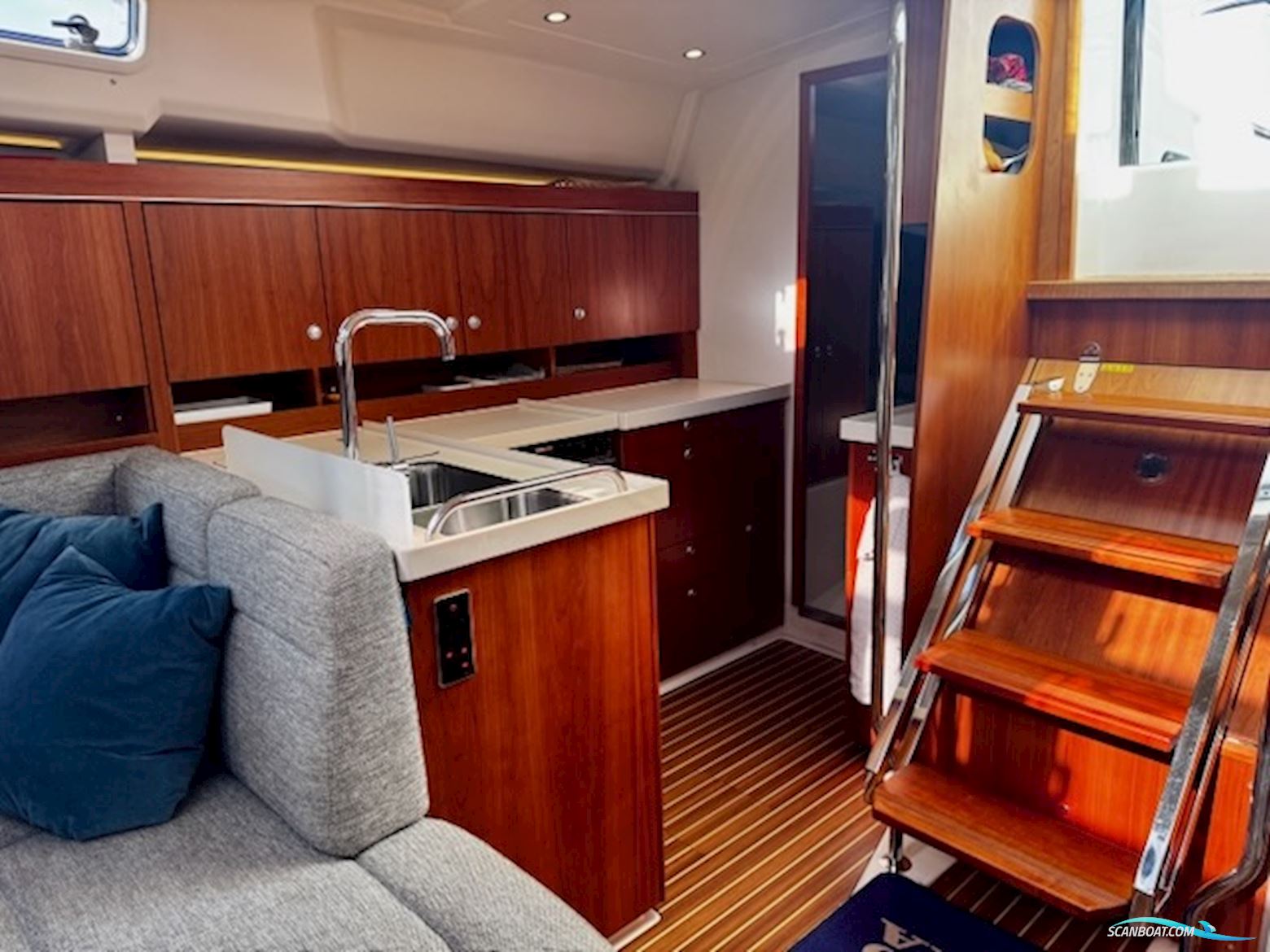 Hanse 455 "Queen B" - 2017