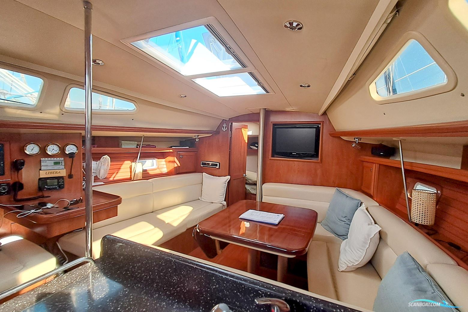 Hunter 39