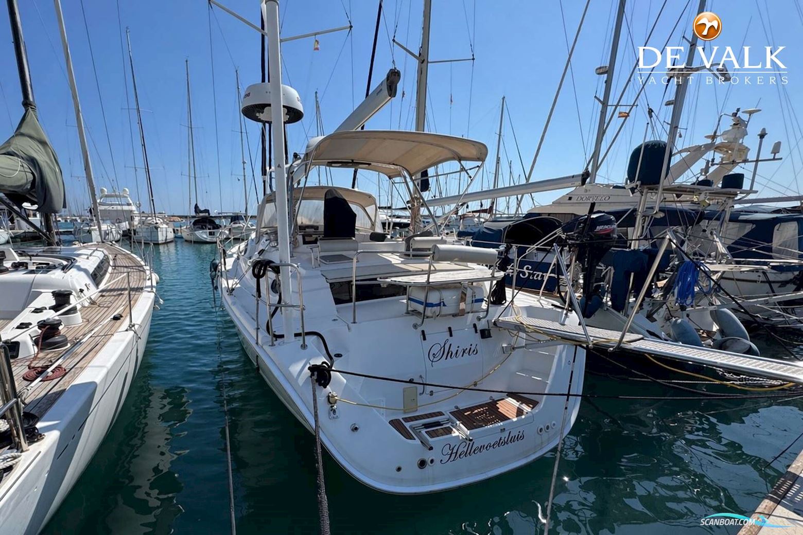 Hunter 50 Center Cockpit