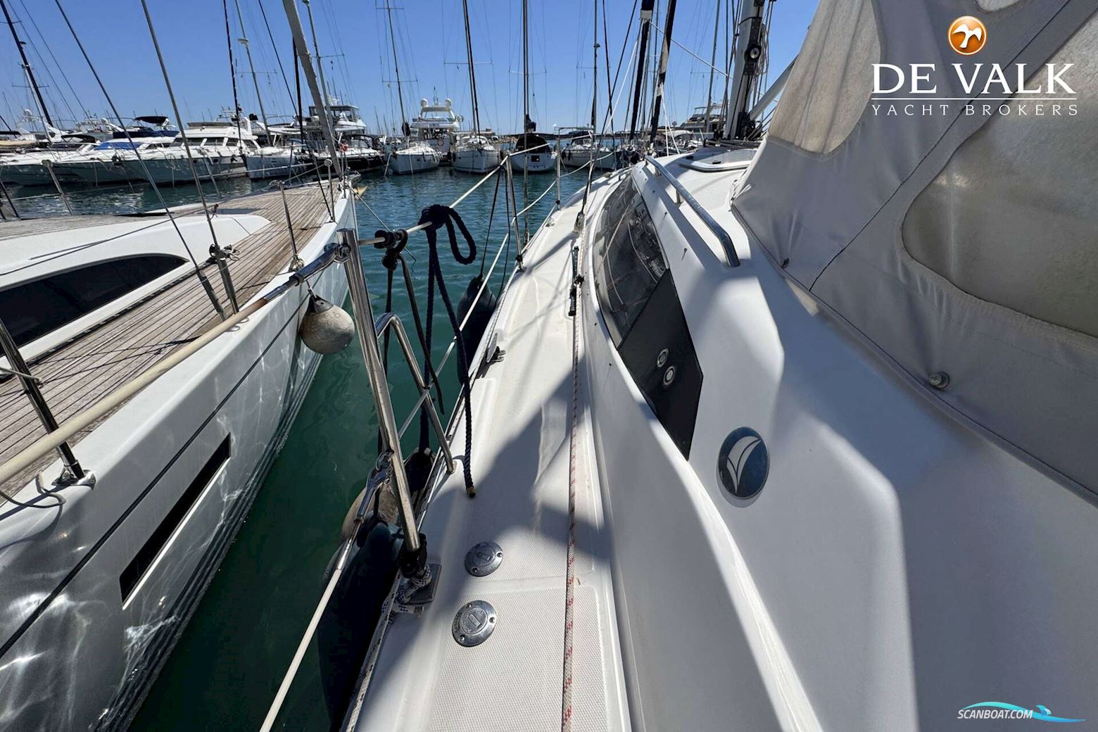 Hunter 50 Center Cockpit