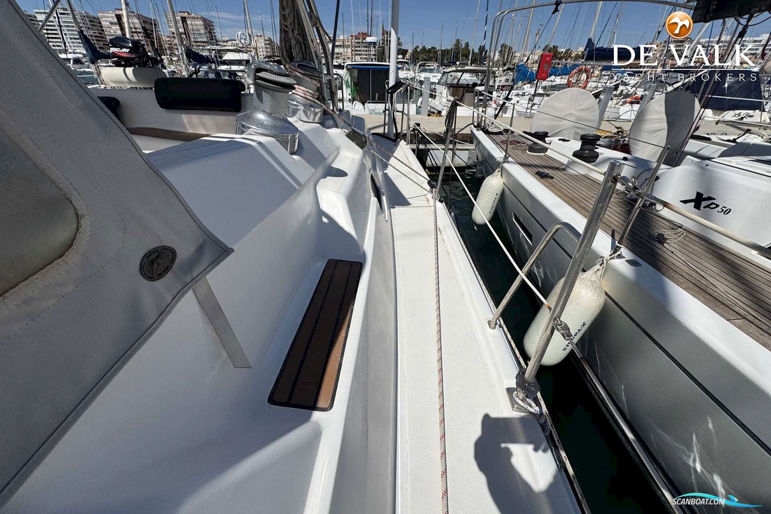 Hunter 50 Center Cockpit