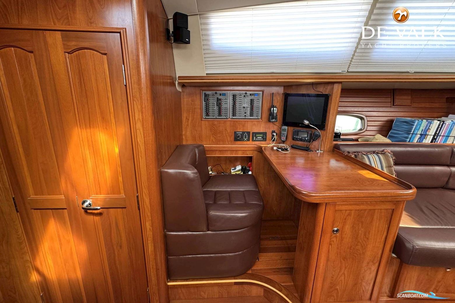 Hunter 50 Center Cockpit