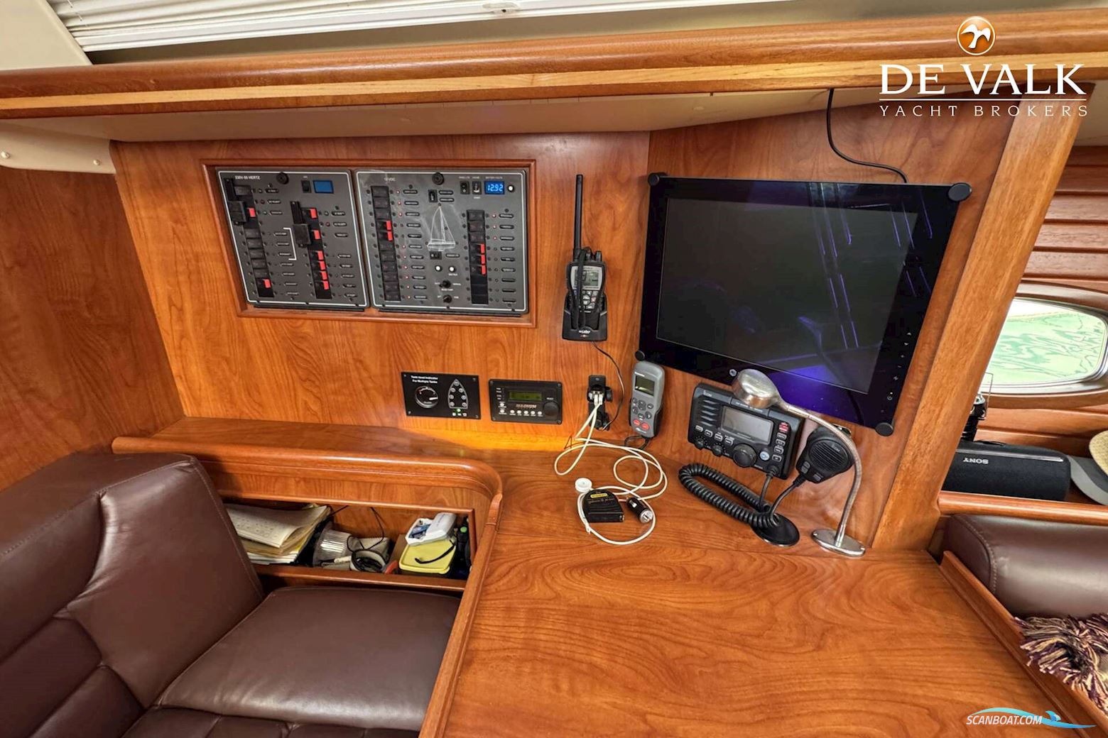 Hunter 50 Center Cockpit