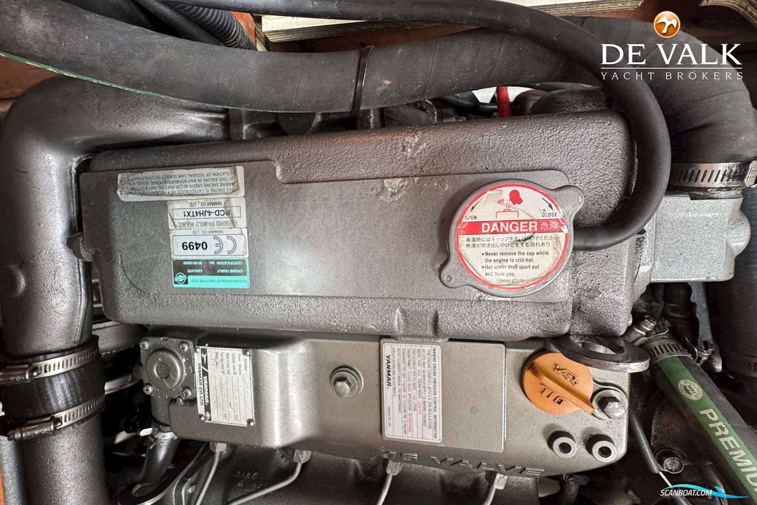 Hunter 50 Center Cockpit