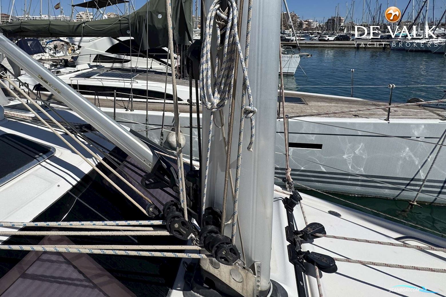 Hunter 50 Center Cockpit