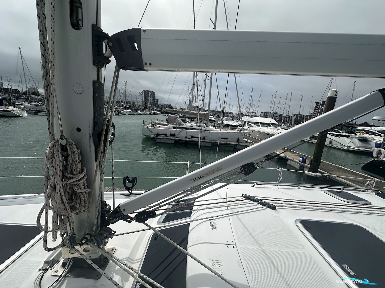 Hunter Legend 41 Deck Saloon