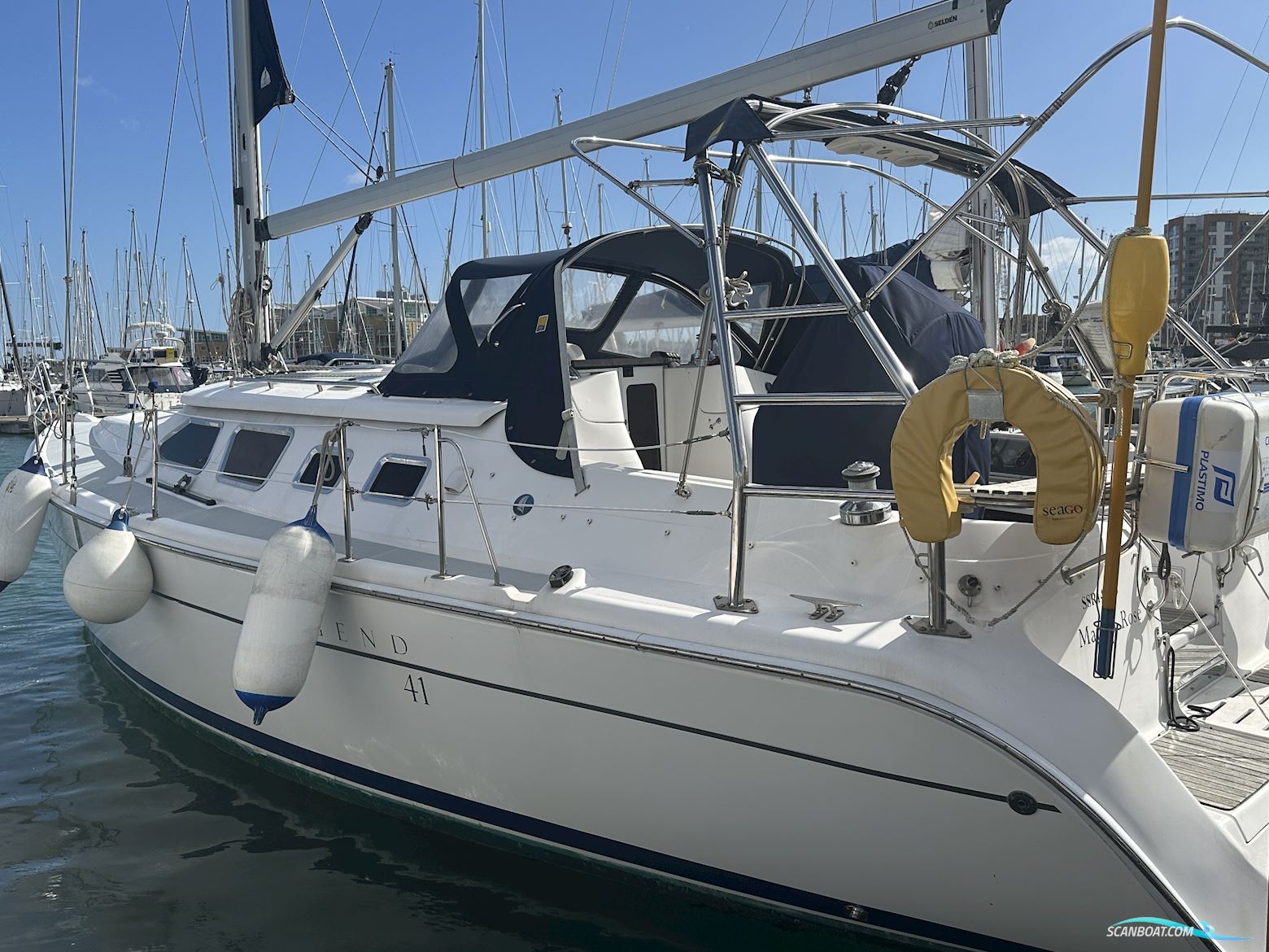 Hunter Legend 41 Deck Saloon