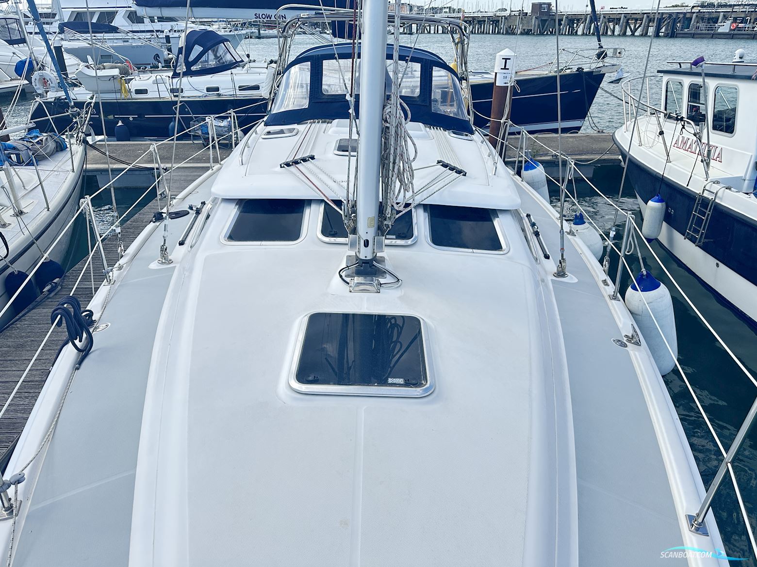 Hunter Legend 41 Deck Saloon