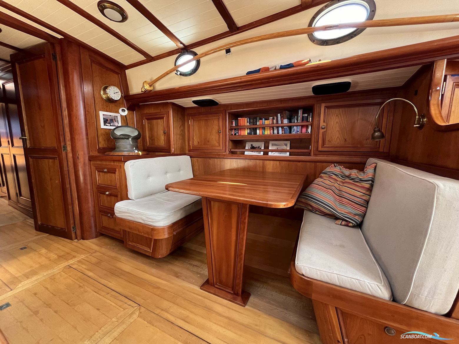 Lemsteraak Zilveren Zwaan - Hoek Design Roefuitvoering