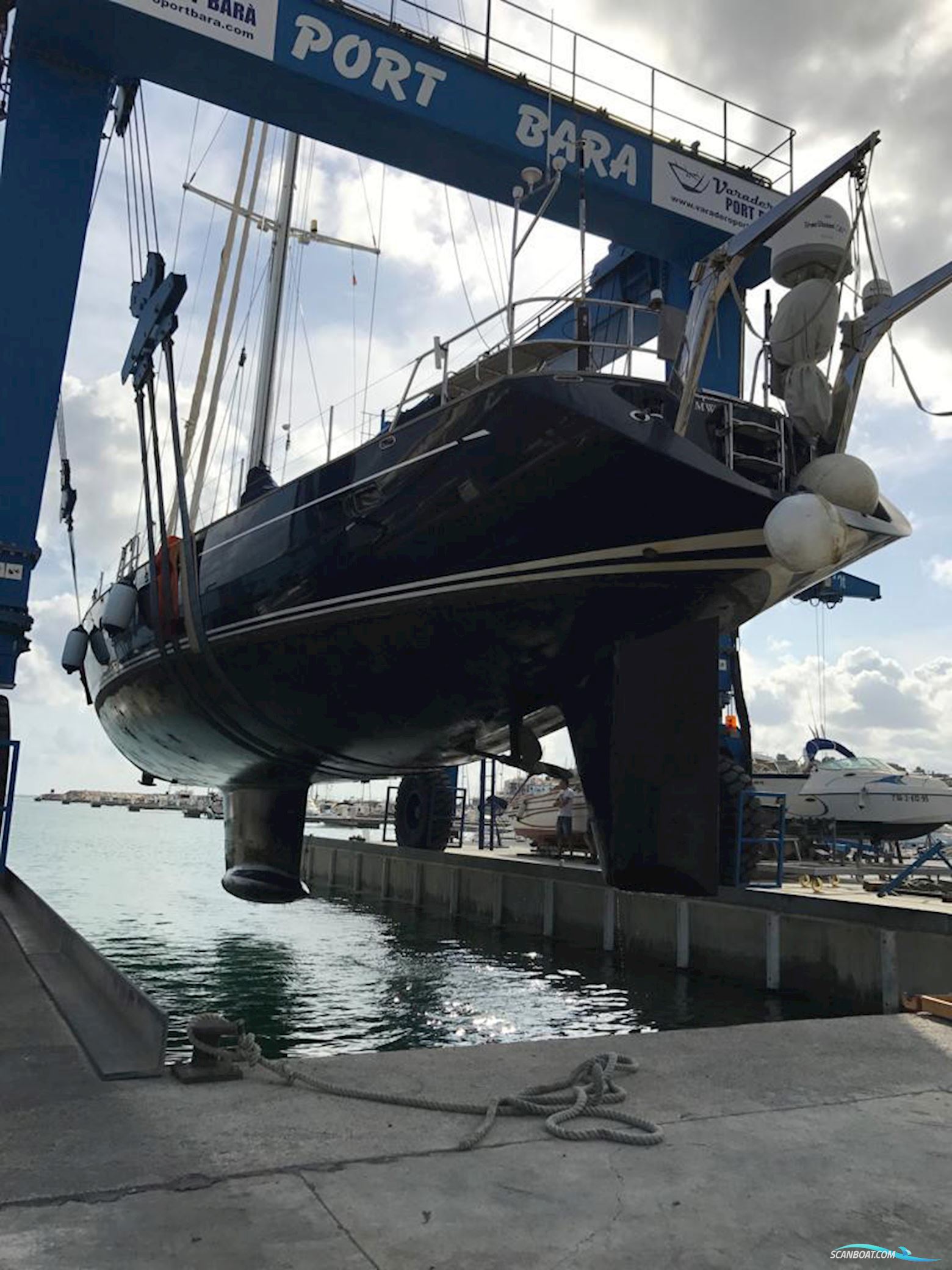 Oyster 80 Deck Saloon