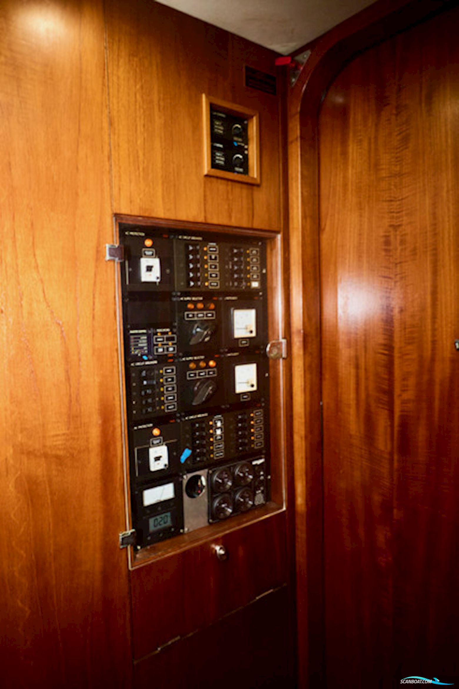 Oyster 80 Deck Saloon