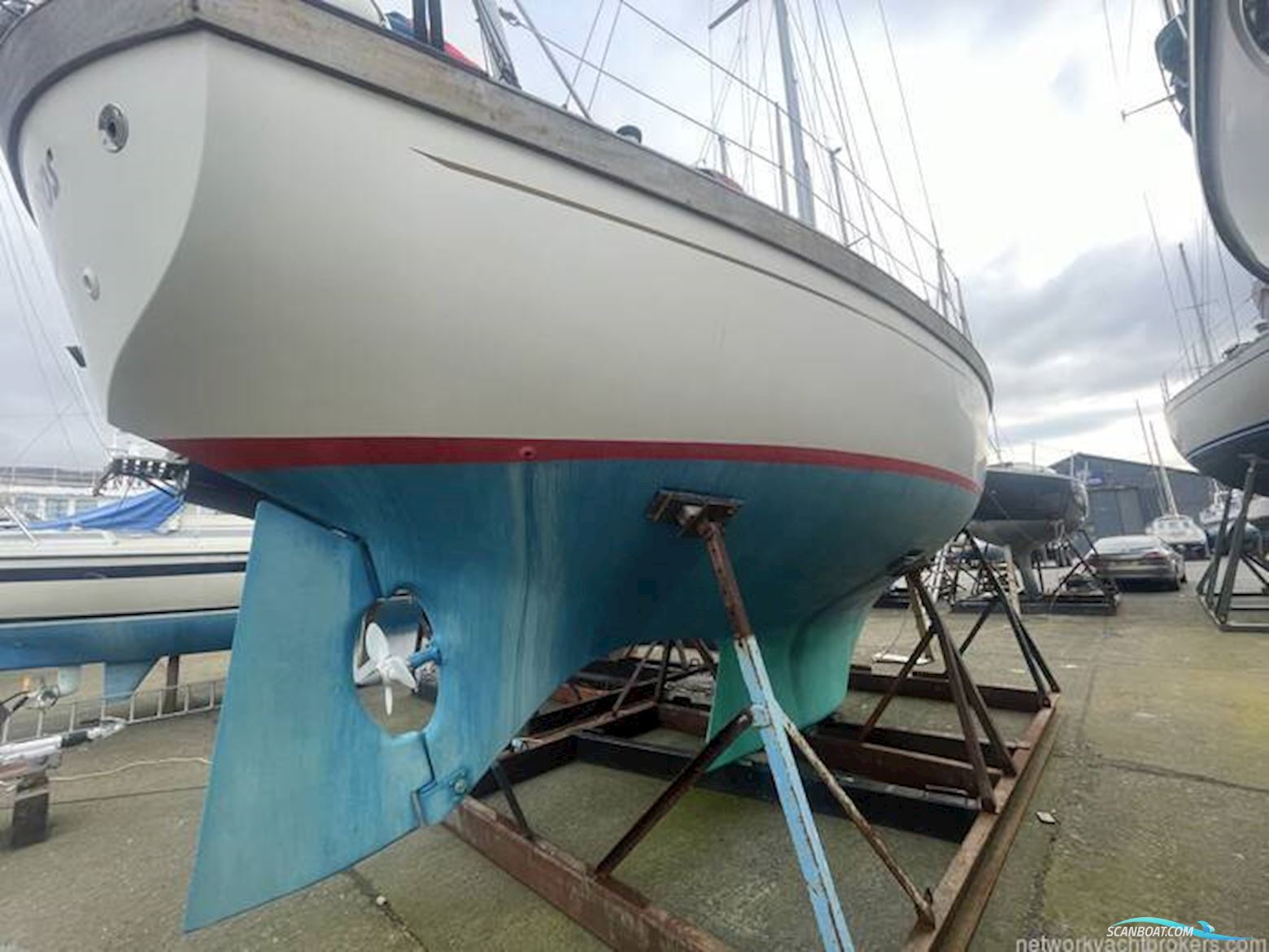 Sovereign 32 Deck saloon