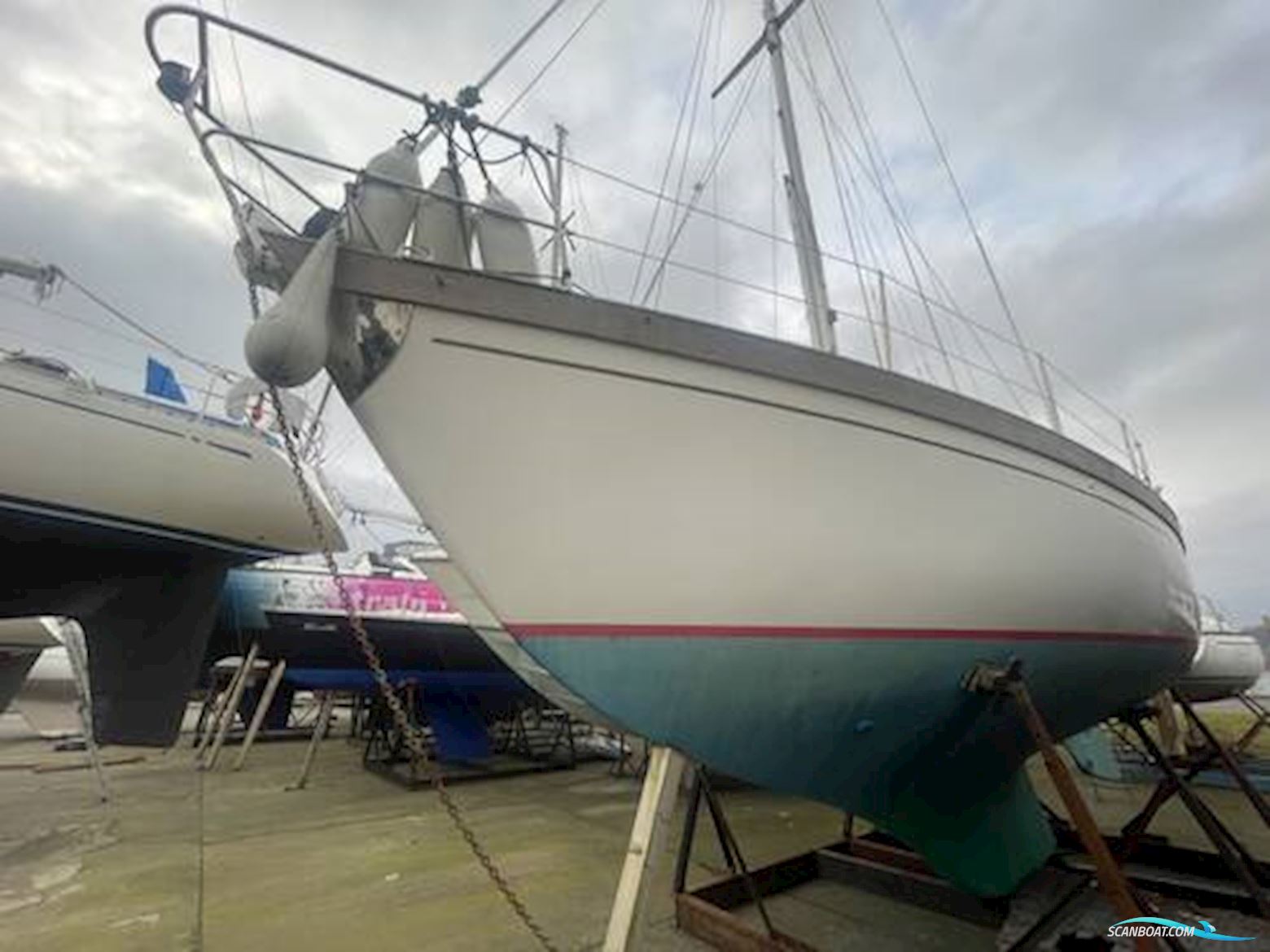 Sovereign 32 Deck Saloon