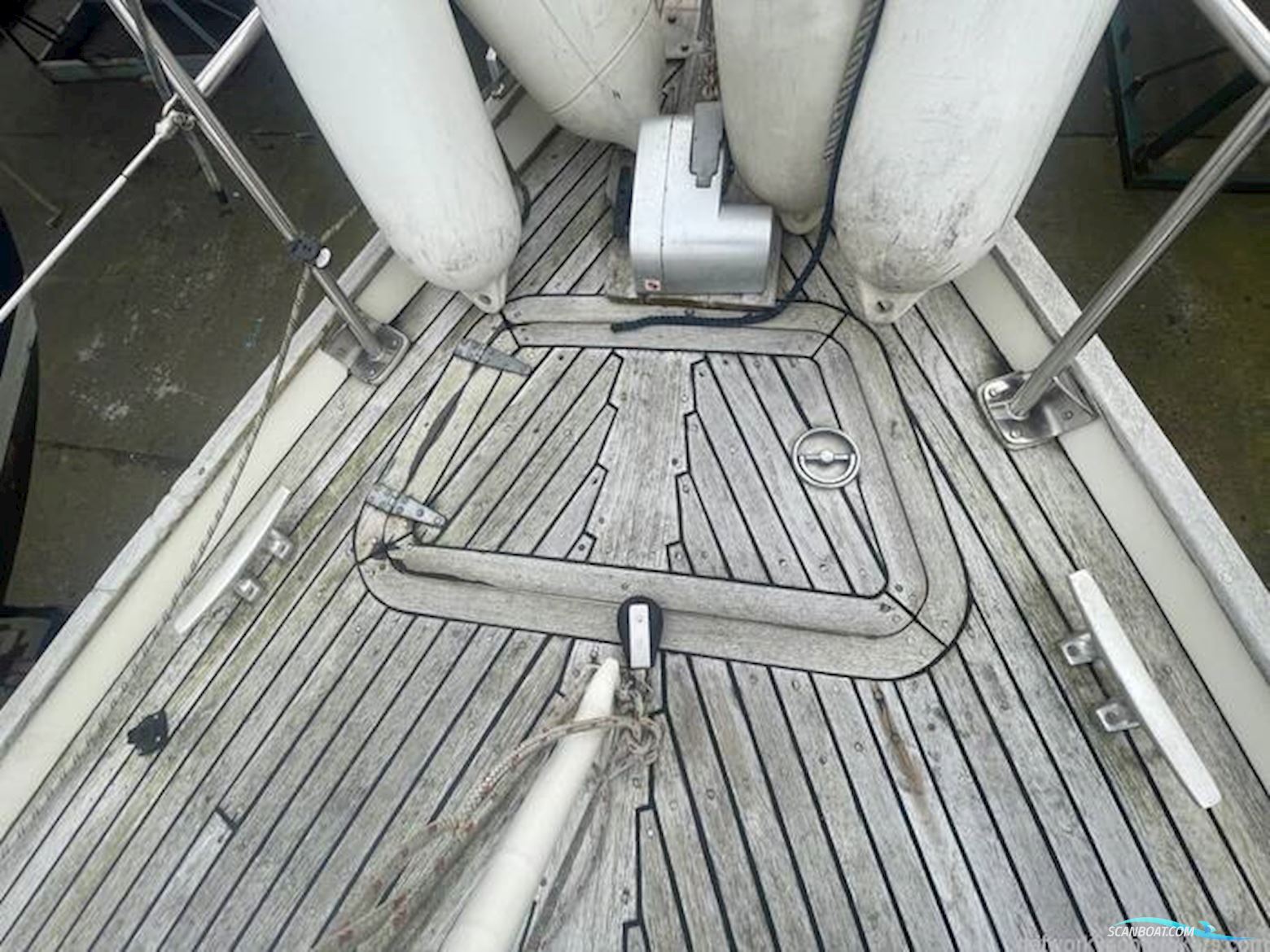 Sovereign 32 Deck Saloon