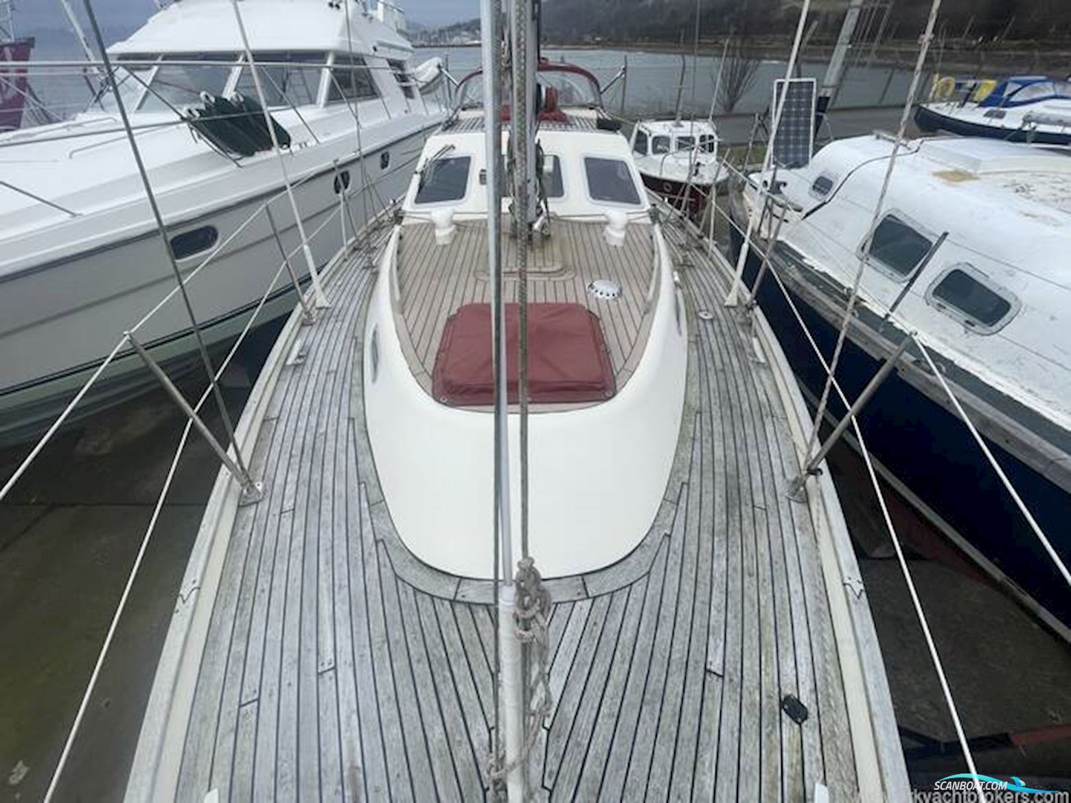 Sovereign 32 Deck Saloon