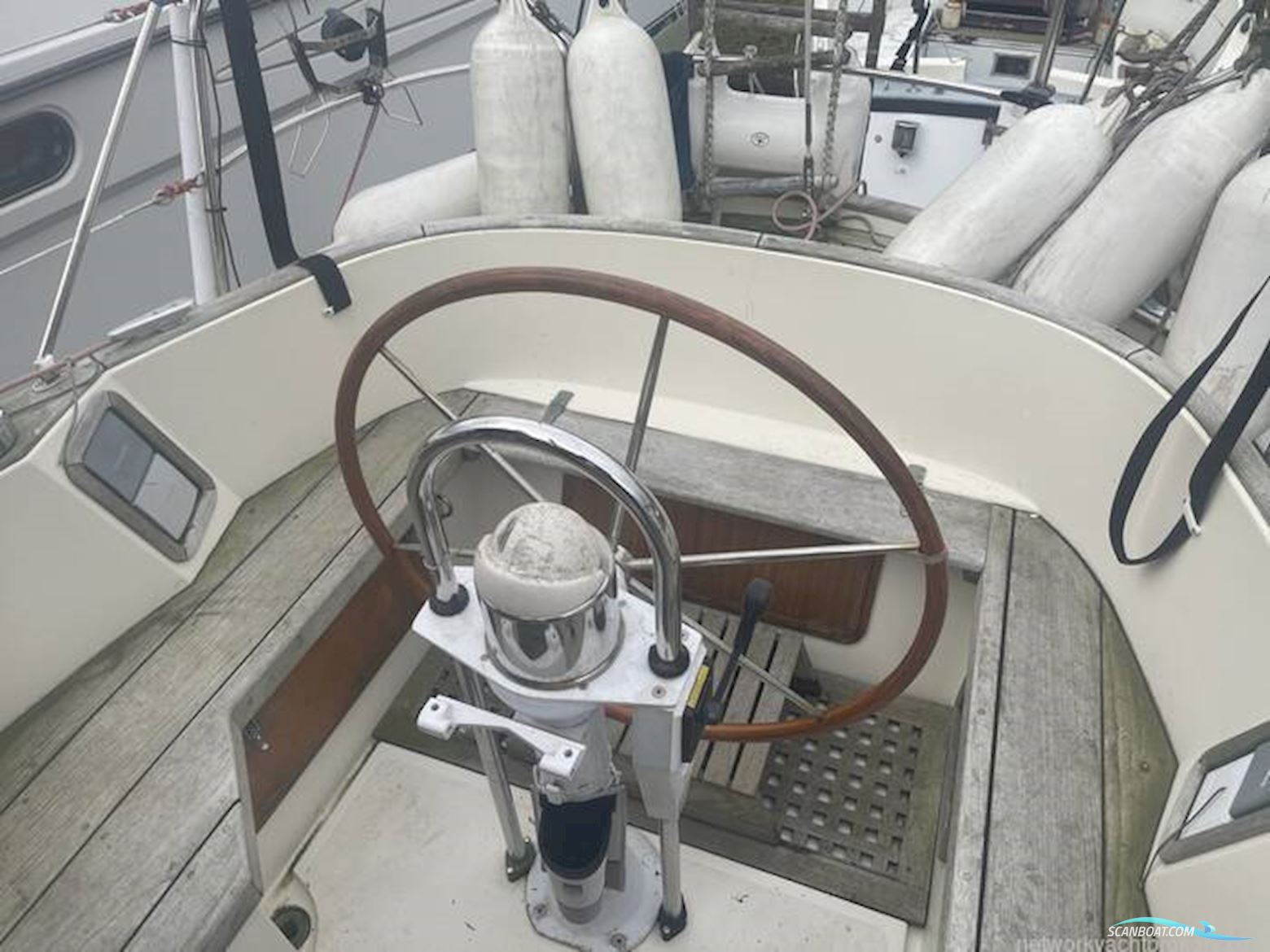 Sovereign 32 Deck Saloon