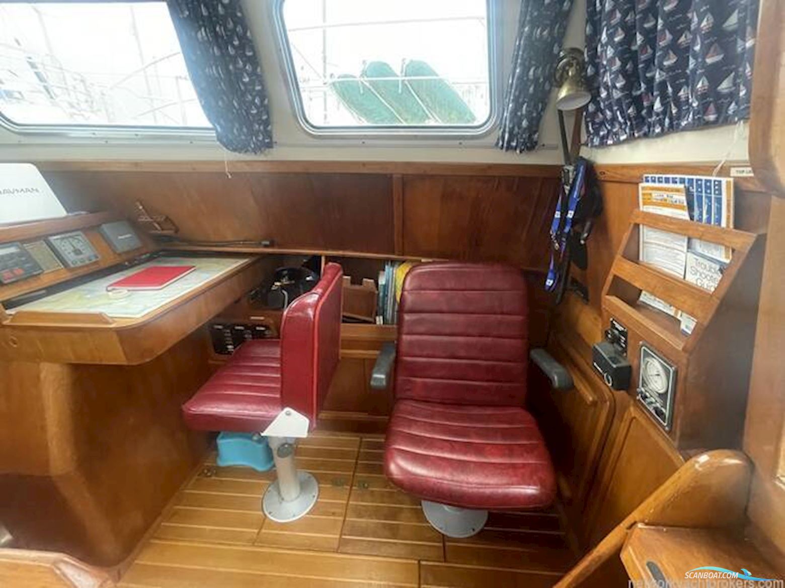 Sovereign 32 Deck Saloon