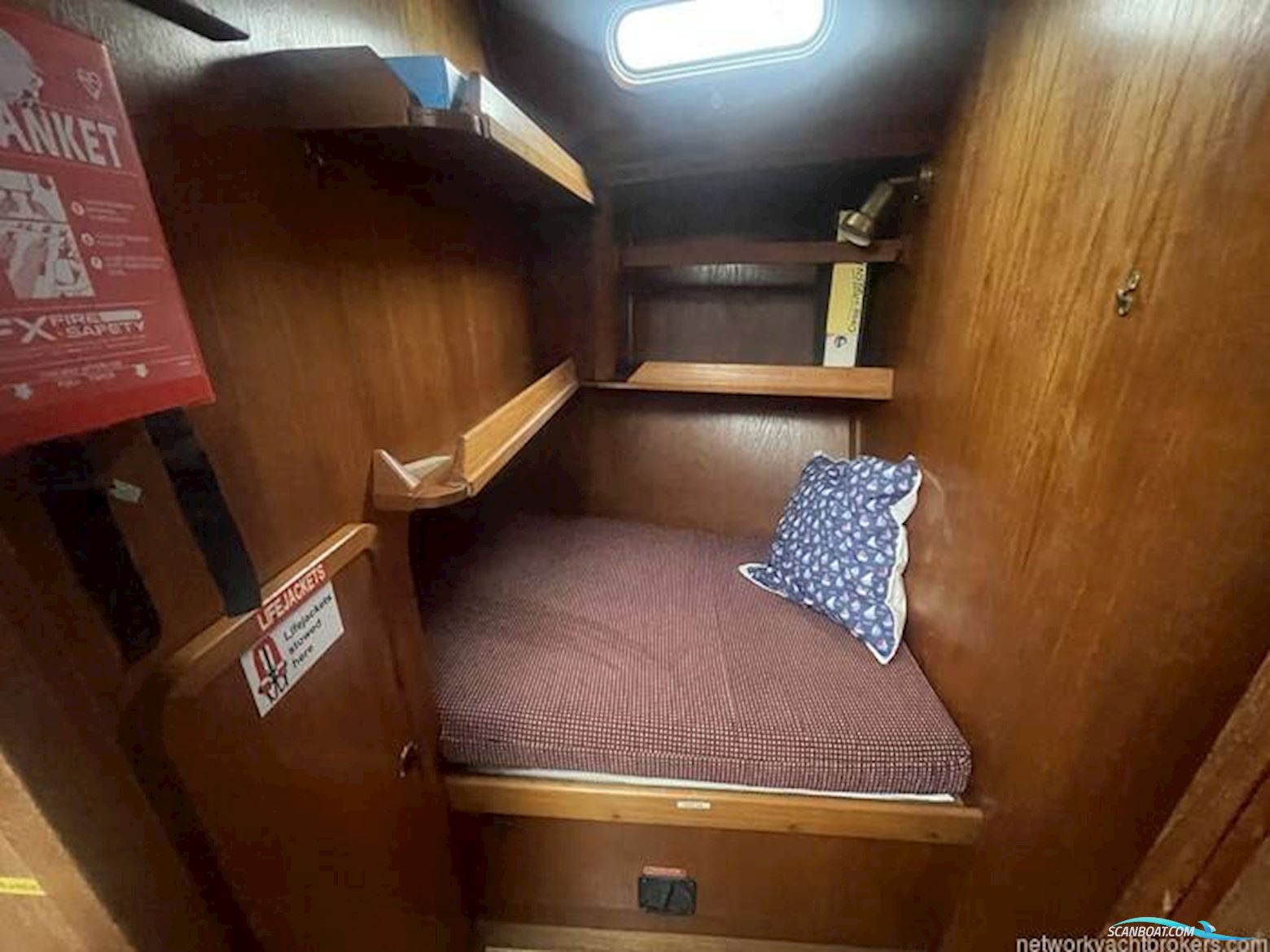 Sovereign 32 Deck Saloon