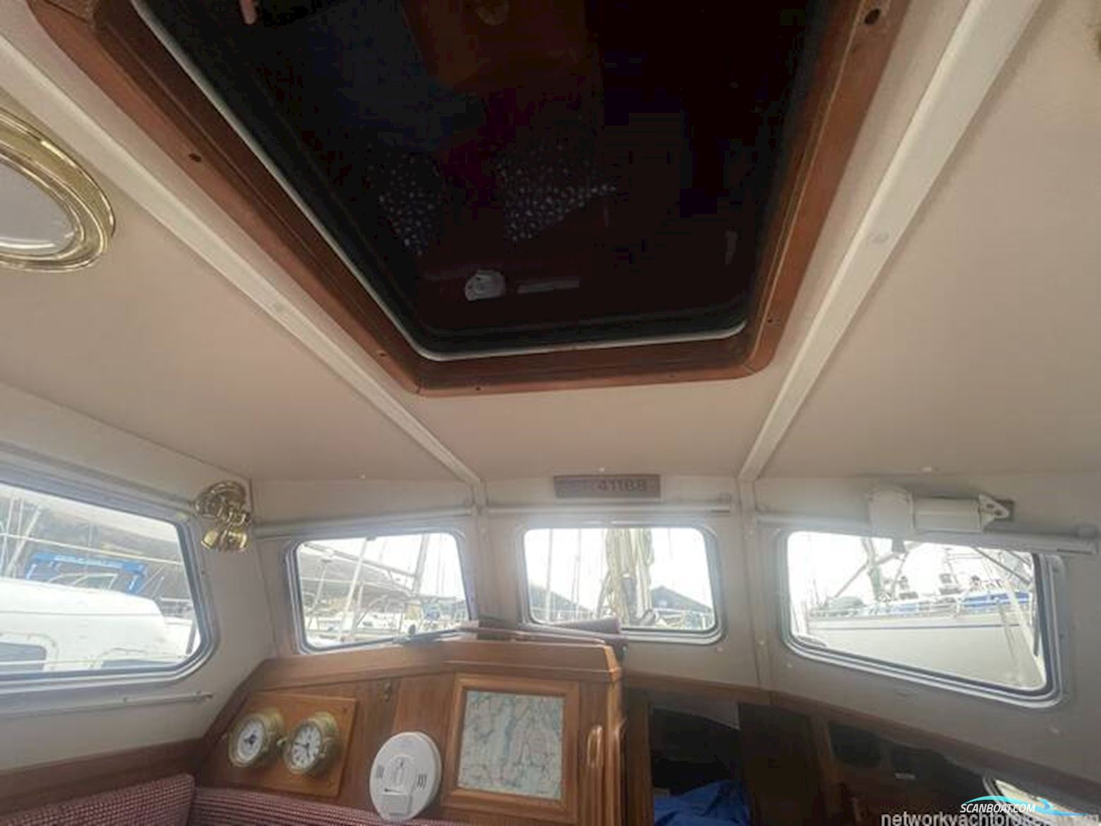 Sovereign 32 Deck Saloon
